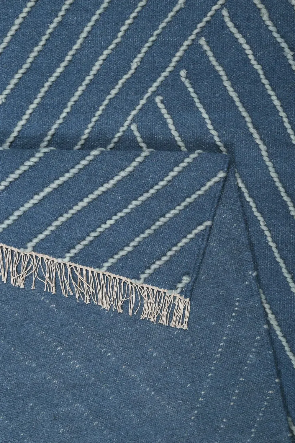 Illustration numéro 3 du produit Tapis tissé main pure laine vierge bleu à franges 80x150