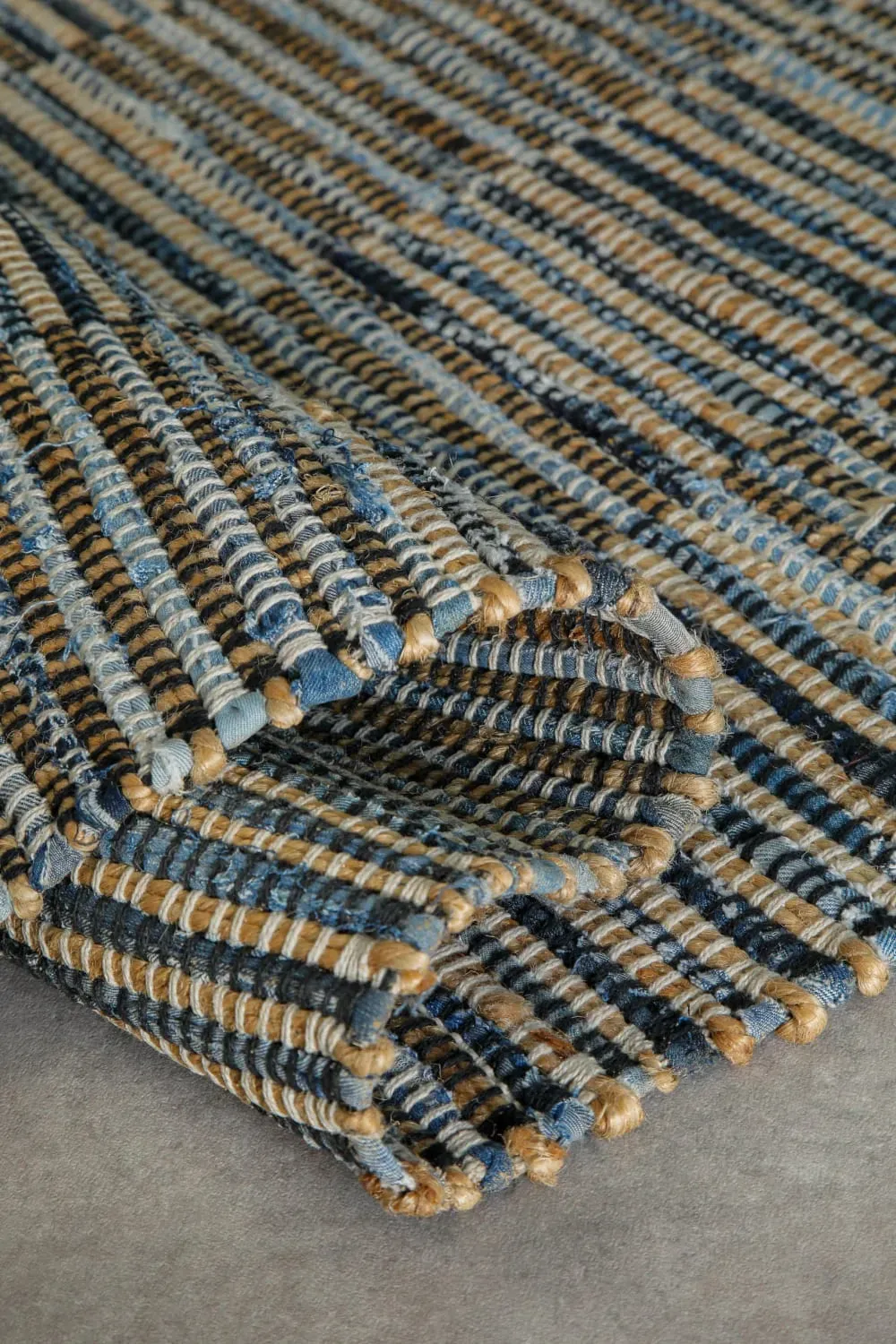 Illustration numéro 3 du produit Tapis fait main denim et jute naturel et bleu 140x200