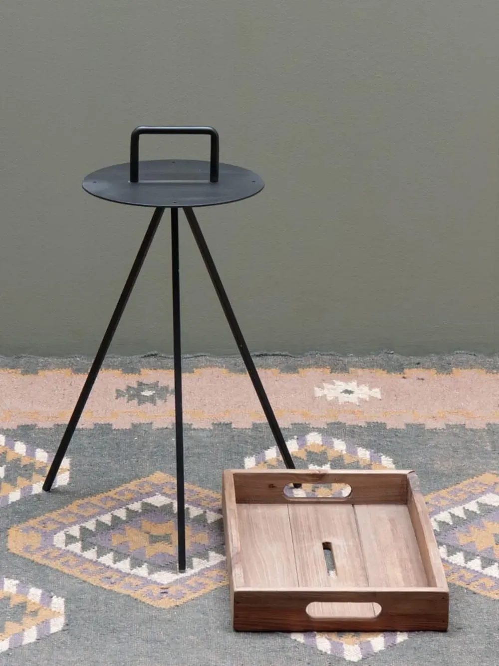 Illustration numéro 3 du produit Plateau en bois clair pieds en métal noir