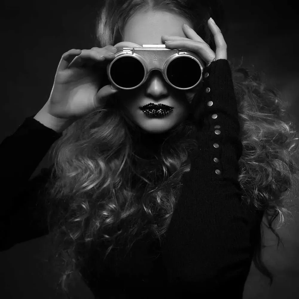 Illustration numéro 3 du produit Tableau noir et blanc  studio Viki imprimé sur toile 60x90 cm