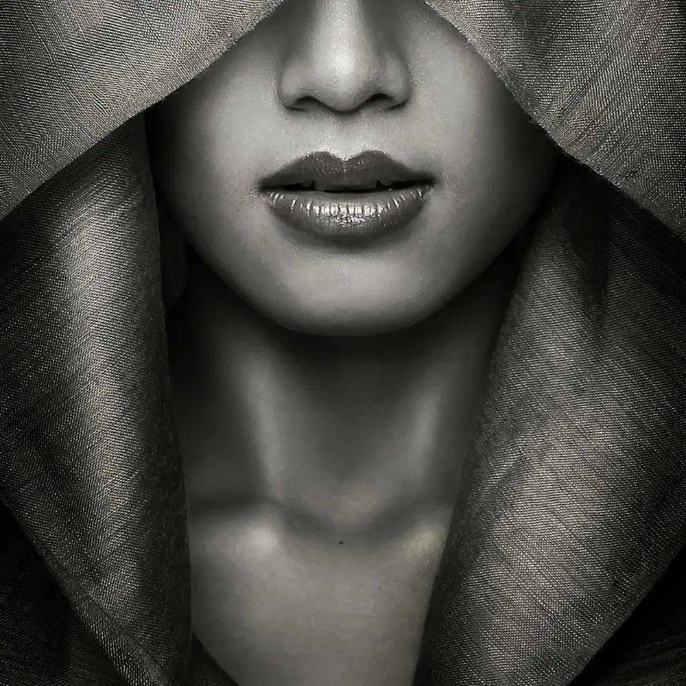 Illustration numéro 3 du produit Tableau noir et blanc portrait  Capuche imprimé sur toile 60x90 cm