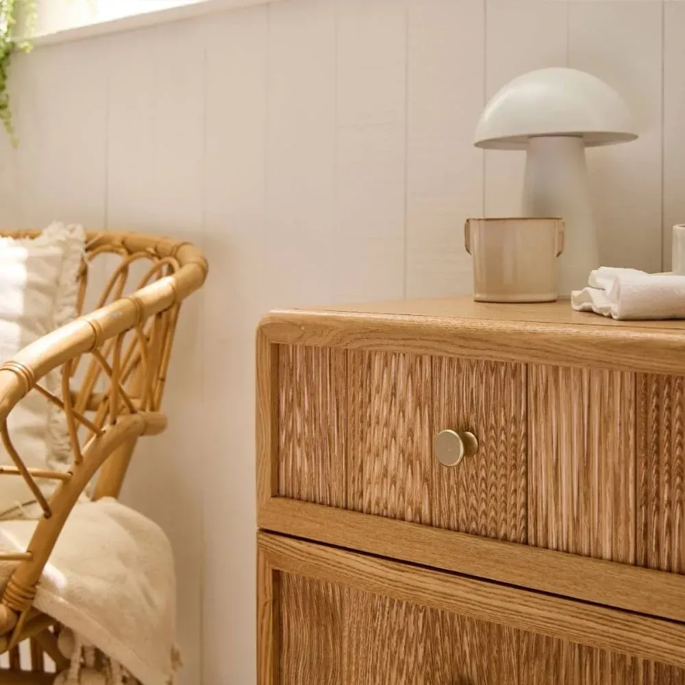 Illustration numéro 3 du produit Chevet 3 tiroirs avec façades lamellées H71 cm - Effet Bois clair