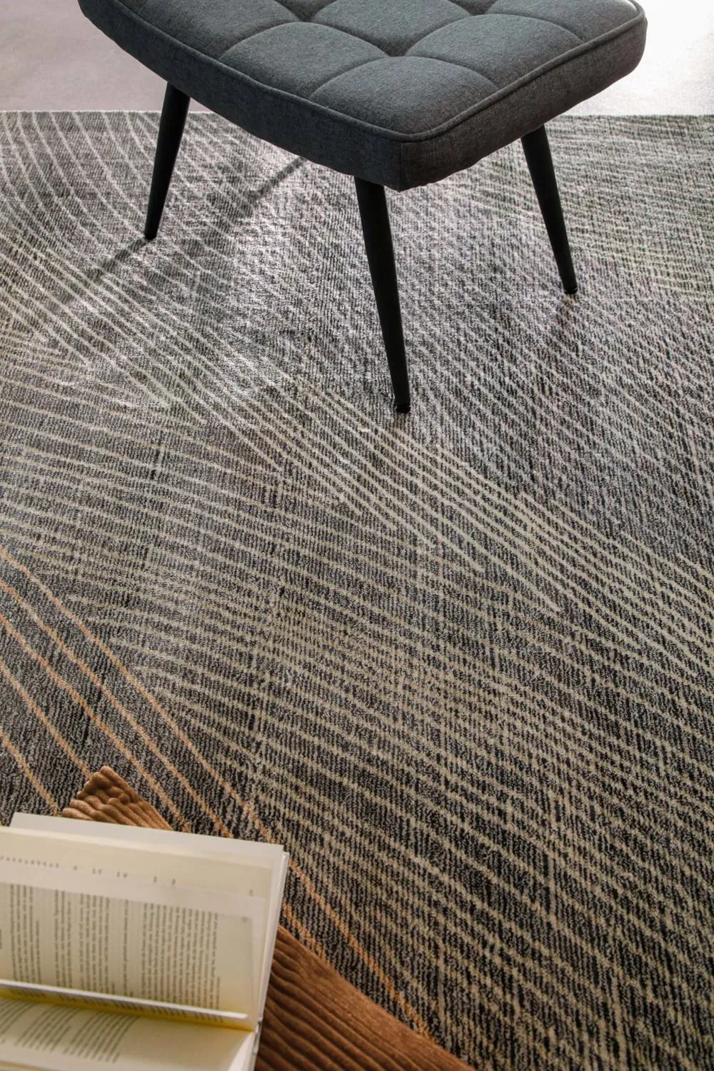 Illustration numéro 3 du produit Tapis laine et viscose fait main gris,brun, inspiration nature 70x140