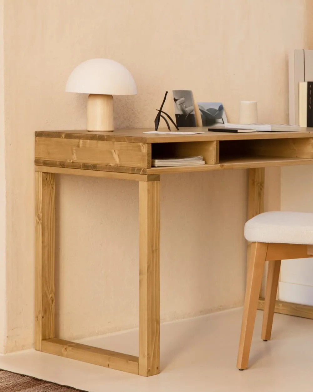 Illustration numéro 3 du produit Bureau en bois massif de sapin naturel