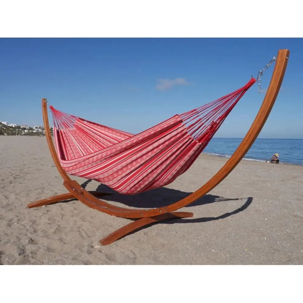 Illustration numéro 3 du produit Hamac XL en coton rouge et blanc et son pied en épicéa