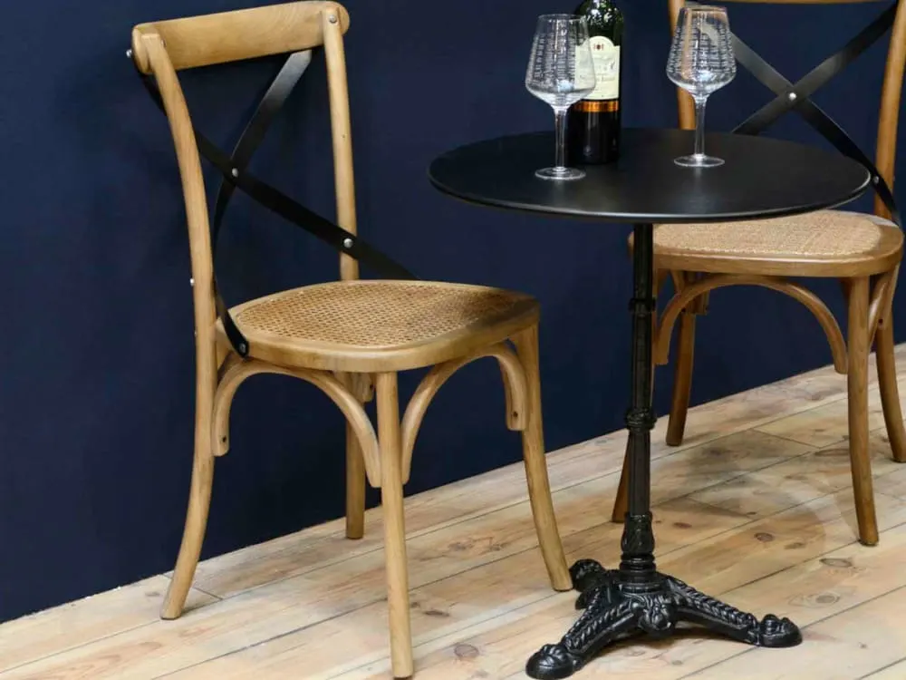 Illustration numéro 3 du produit Chaise en bois assise rotin avec dossier croisé barres noires