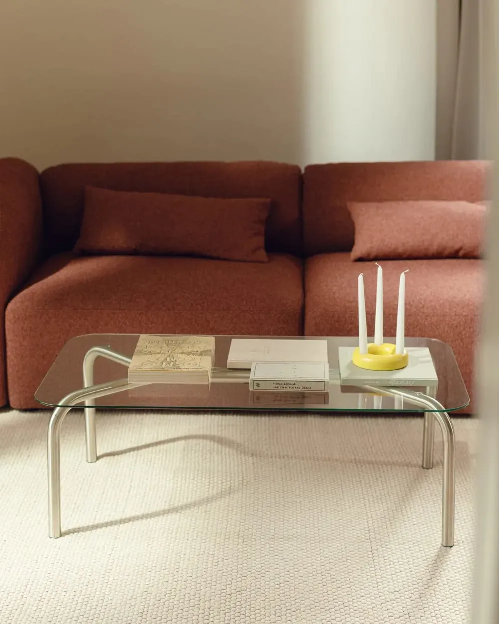 Illustration numéro 3 du produit Table basse en acier brossé avec plateau en verre