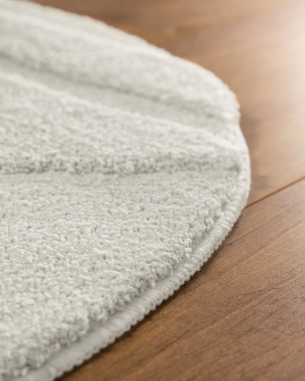 Illustration numéro 3 du produit Tapis de bain rond à relief blanc 80 rd.