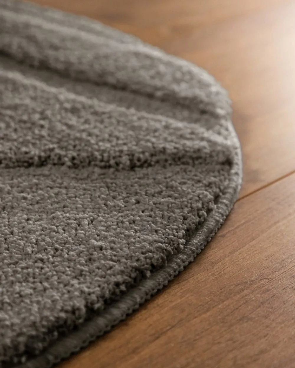 Illustration numéro 3 du produit Tapis de bain rond à relief gris basalte 80 rd.