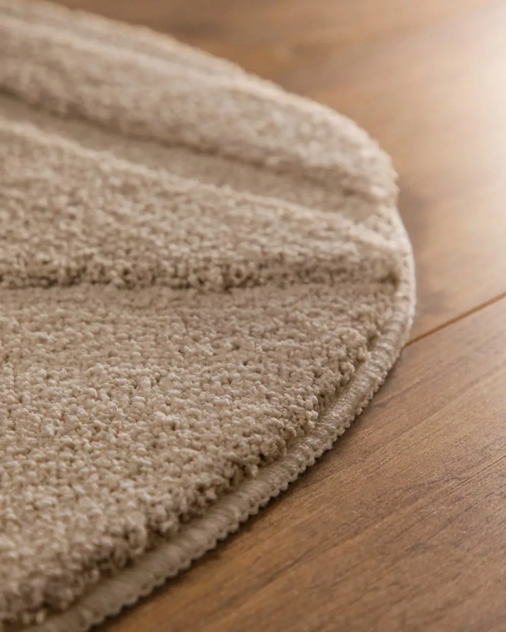 Illustration numéro 3 du produit Tapis de bain rond à relief beige sable 80 rd.