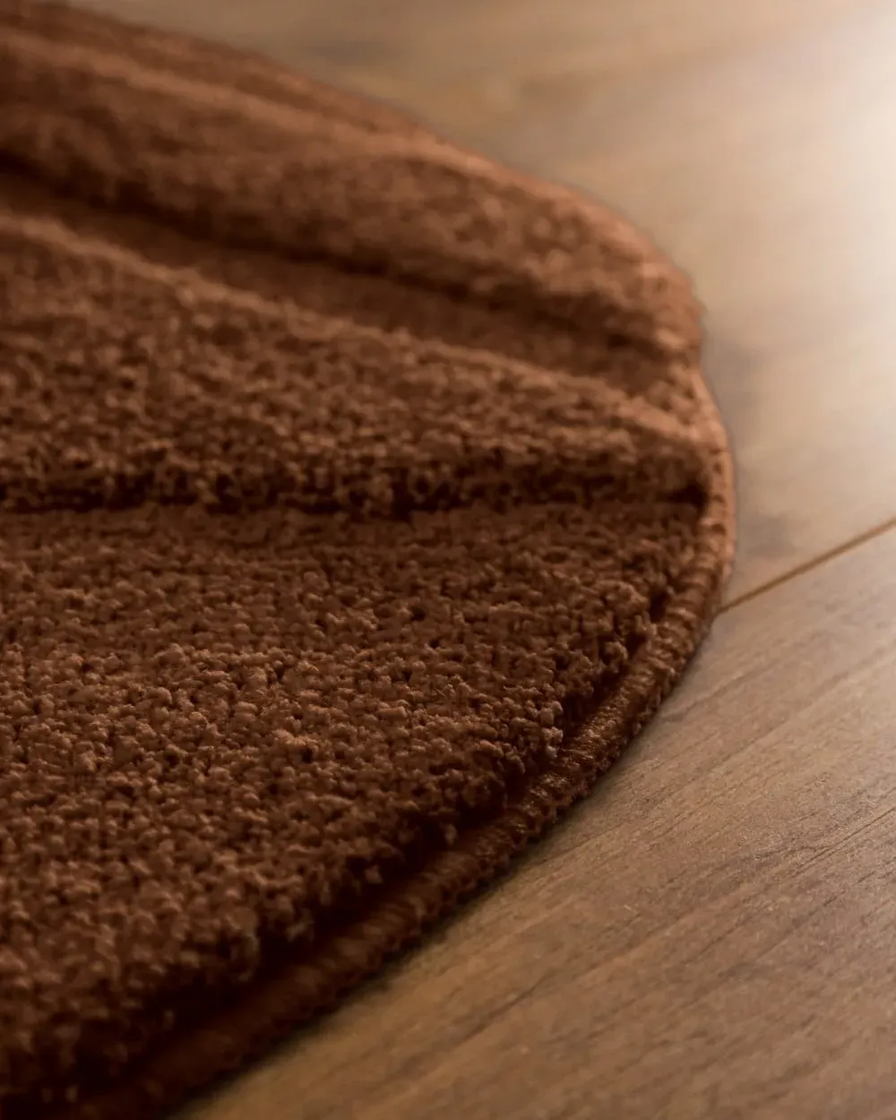 Illustration numéro 3 du produit Tapis de bain rond à relief marron 80 rd.