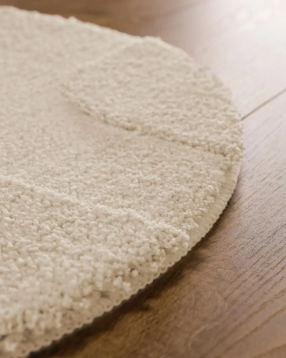 Illustration numéro 3 du produit Tapis de bain rond à relief blanc crème 80 rd.