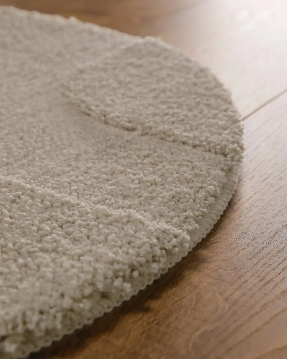 Illustration numéro 3 du produit Tapis de bain rond à relief gris taupe 80 rd.