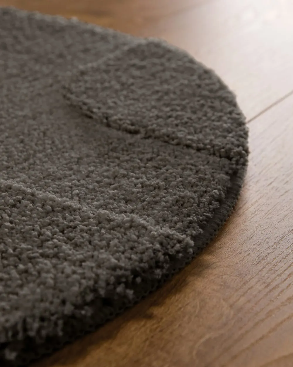 Illustration numéro 3 du produit Tapis de bain rond à relief gris basalte 80 rd.