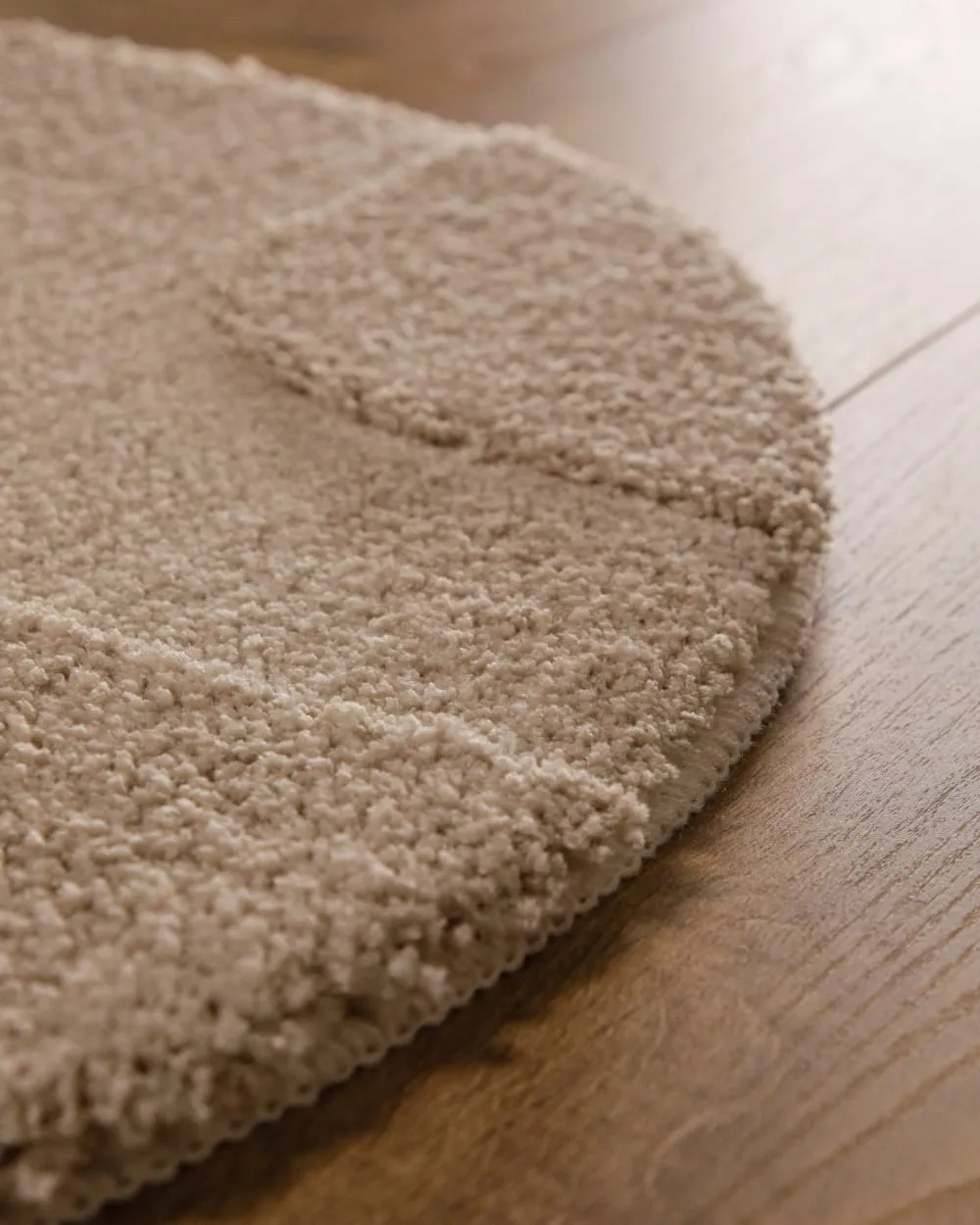 Illustration numéro 3 du produit Tapis de bain rond à relief beige sable 80 rd.