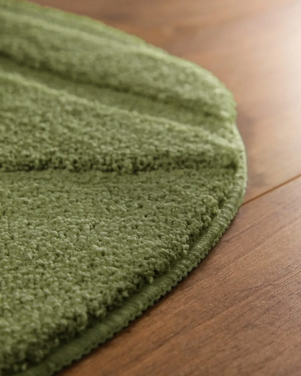 Illustration numéro 3 du produit Tapis de bain rond à relief vert olive 80 rd.