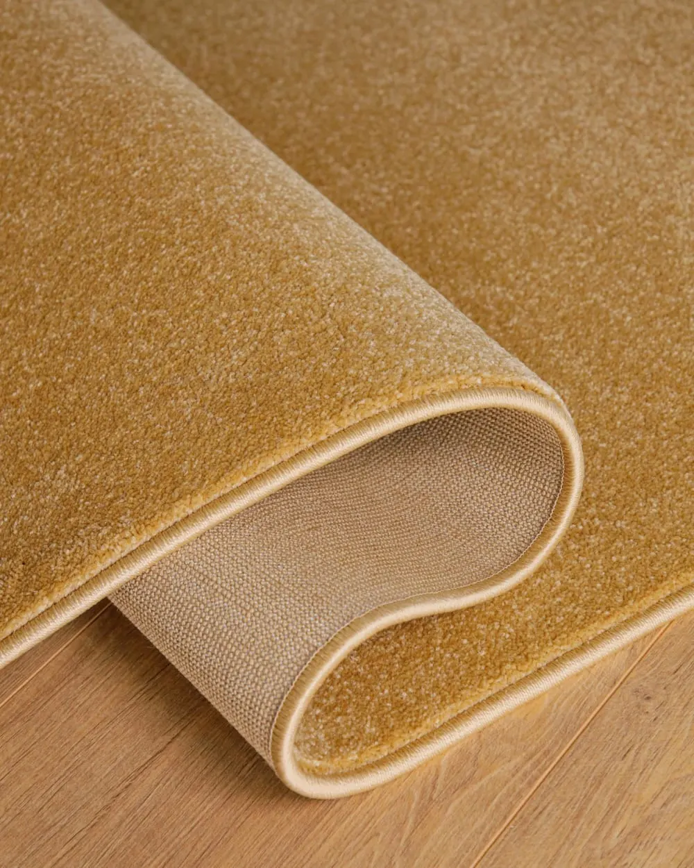 Illustration numéro 3 du produit Tapis tissé velours ras ocre 140x200