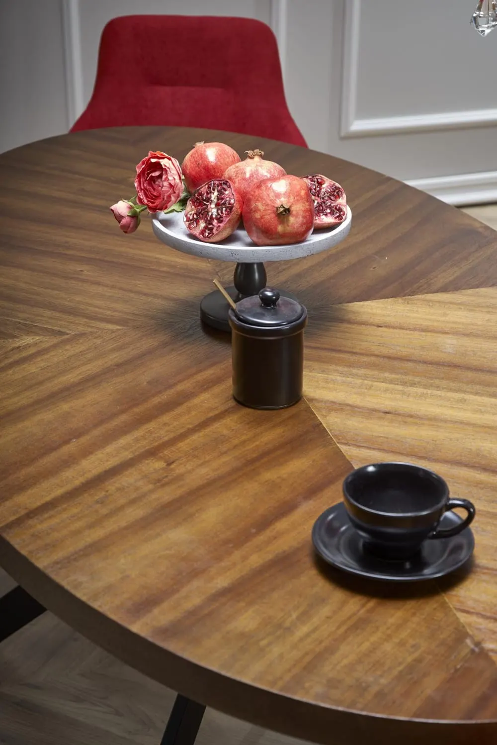 Illustration numéro 3 du produit Table de salle à manger avec plateau plaqué et piètement en acier