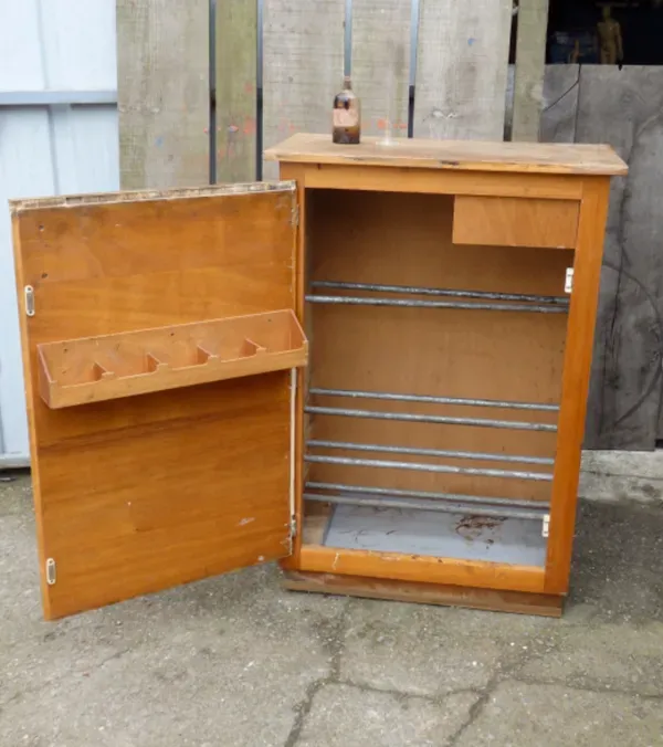 Illustration numéro 3 du produit Armoire ancienne de chimiste