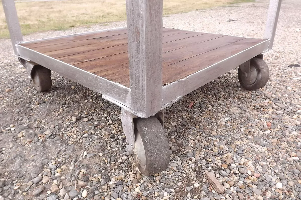 Illustration numéro 3 du produit Table industrielle fer et bois