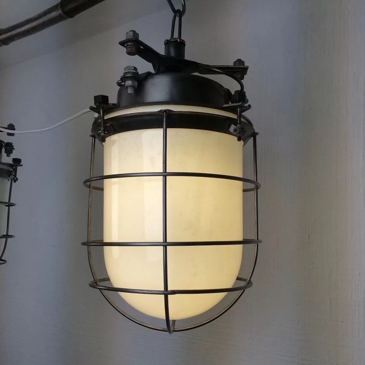 Illustration numéro 3 du produit Grande suspension en métal et opaline