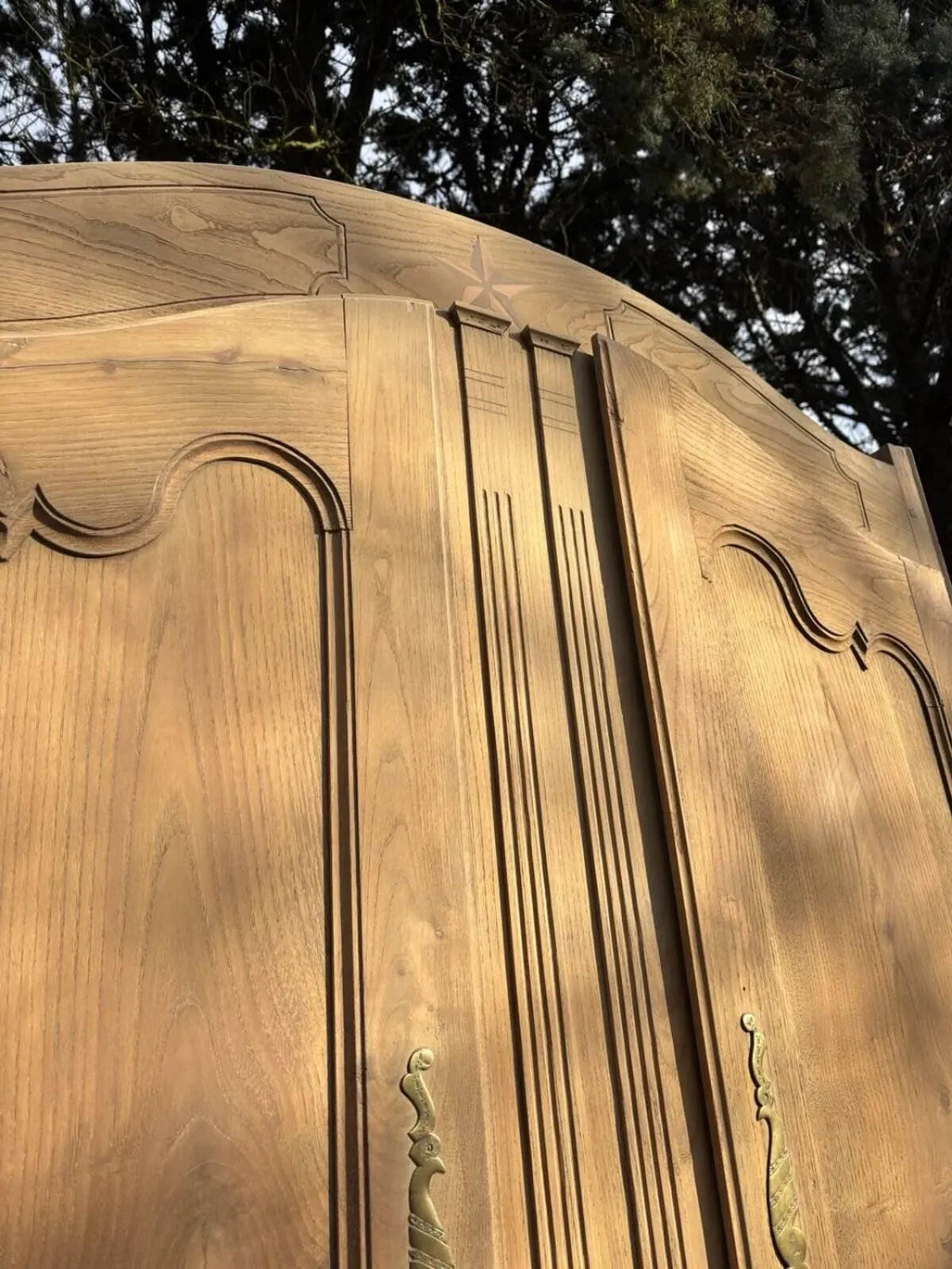 Illustration numéro 3 du produit Armoire en merisier massif