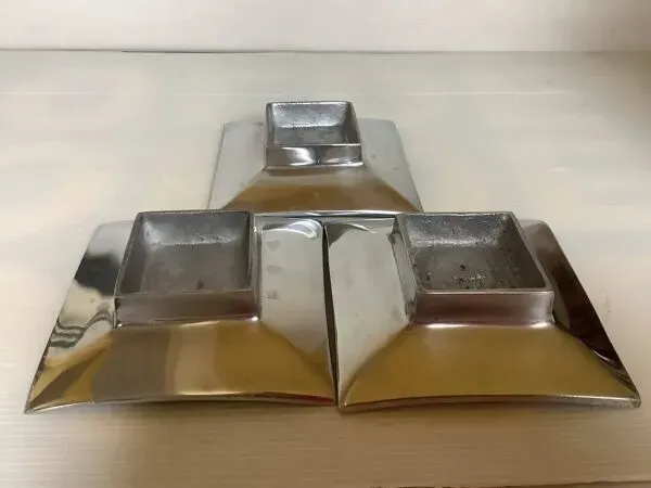 Illustration numéro 3 du produit Trois vide poche bougeoirs argentés en métal