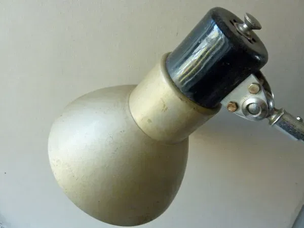 Illustration numéro 3 du produit Lampe de bureau, d'atelier, en métal kaki, années 60