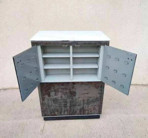 Illustration numéro 3 du produit Meuble de dentiste vintage de style industriel en acier et marbre