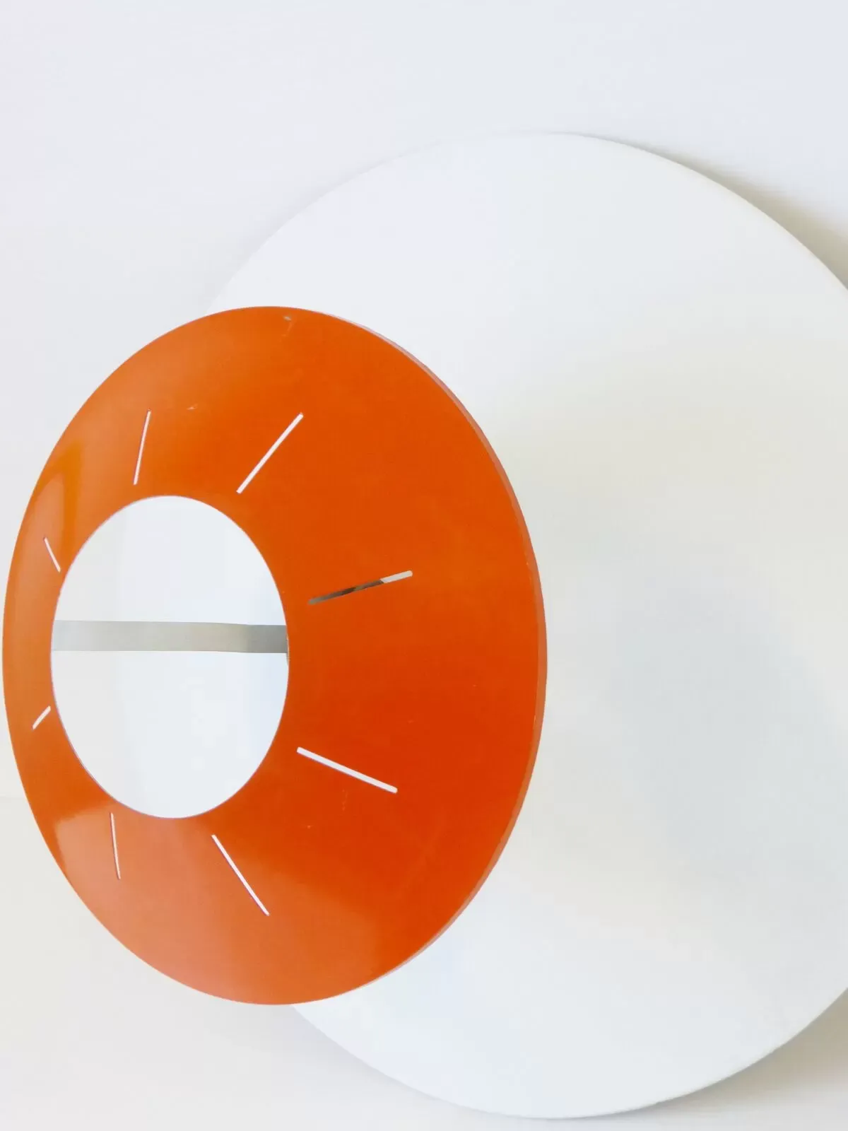 Illustration numéro 3 du produit Grand plafonnier ou applique 1950 en tôle orange et blanche vintage rockabilly 50's