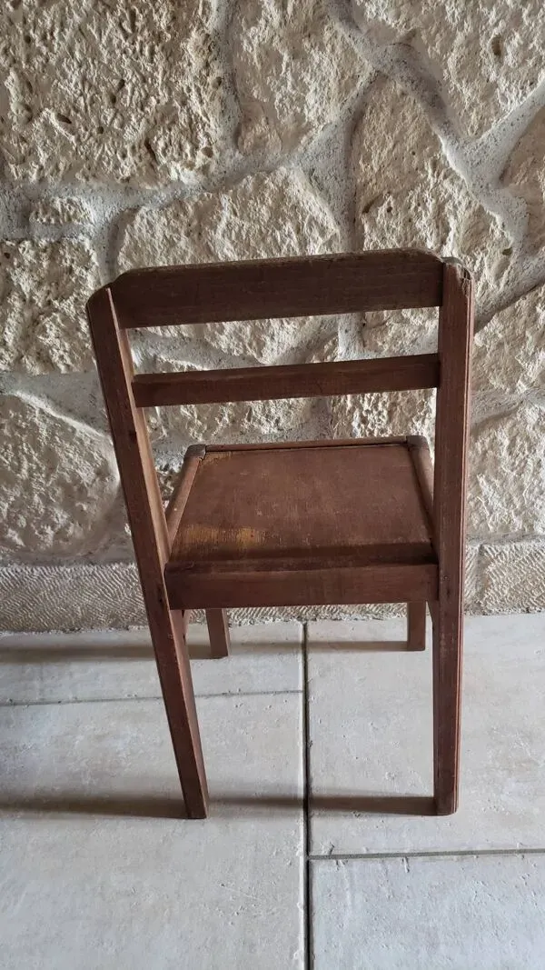 Illustration numéro 3 du produit Chaise d'écolier en bois massif