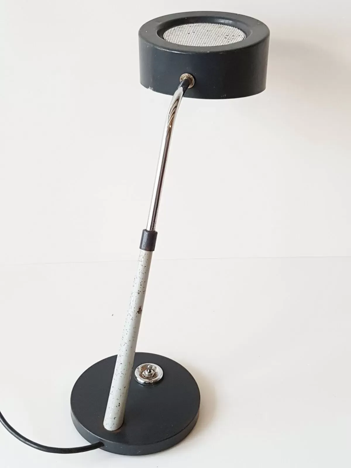 Illustration numéro 3 du produit Lampe de bureau gris foncé en tôle et tôle perforée 1950 1960 vintage 50's 60's