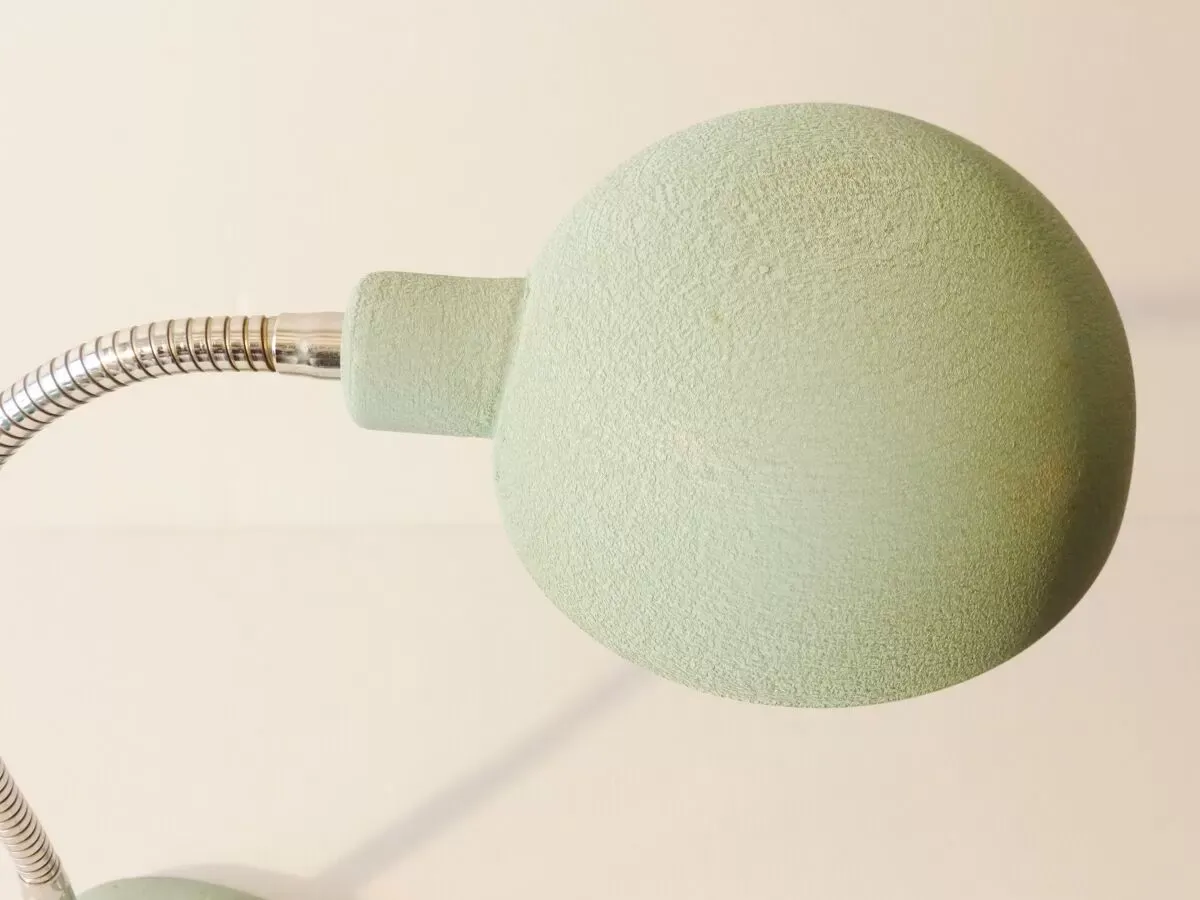 Illustration numéro 3 du produit Lampe à poser de bureau industrielle 50's vintage de couleur verte 1950 n2