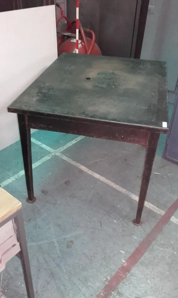 Illustration numéro 3 du produit Table métal