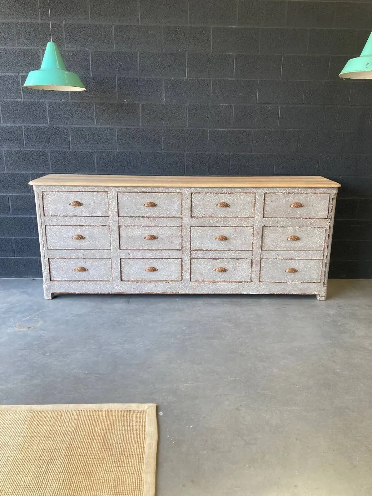 Illustration numéro 3 du produit Ancien meuble à 12 tiroirs