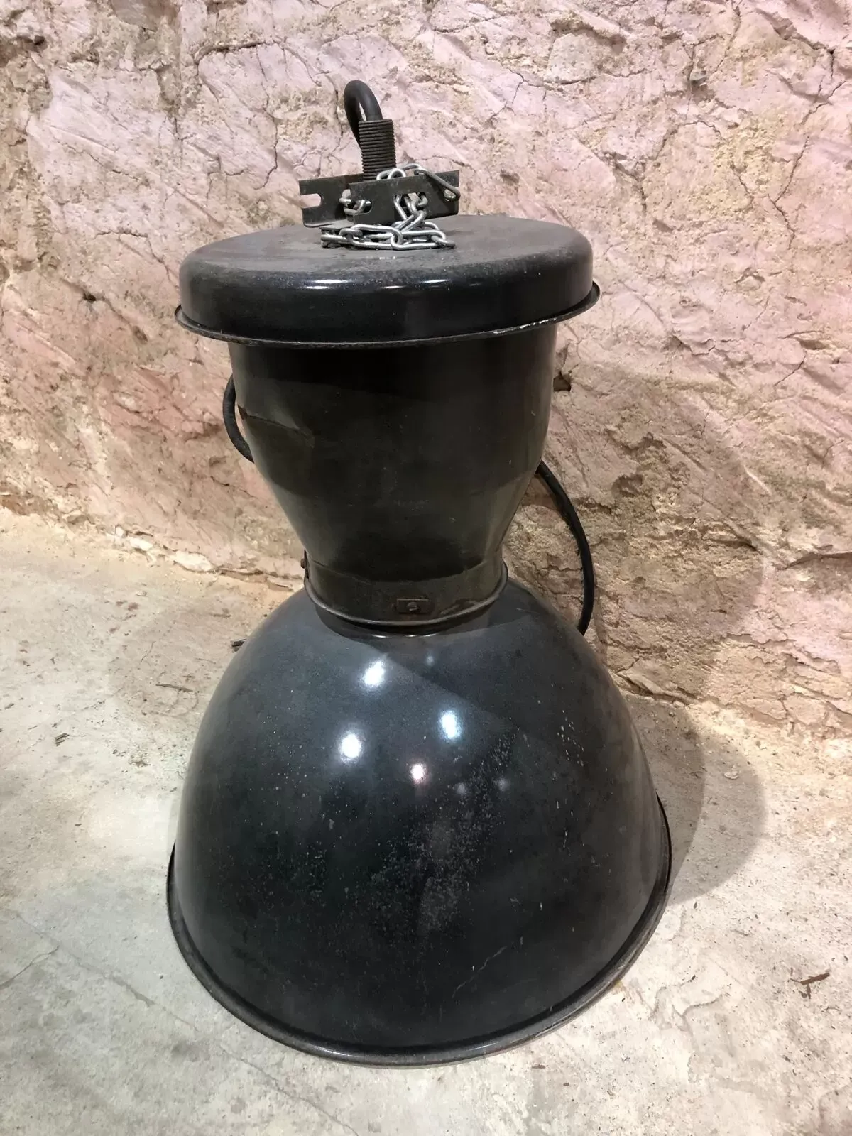 Illustration numéro 3 du produit Suspension en métal émaillé années 1950/60