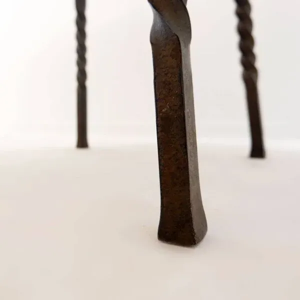 Illustration numéro 3 du produit Table basse ronde avec base en fer forgé torsadé, France 1960s - Ø 67cm