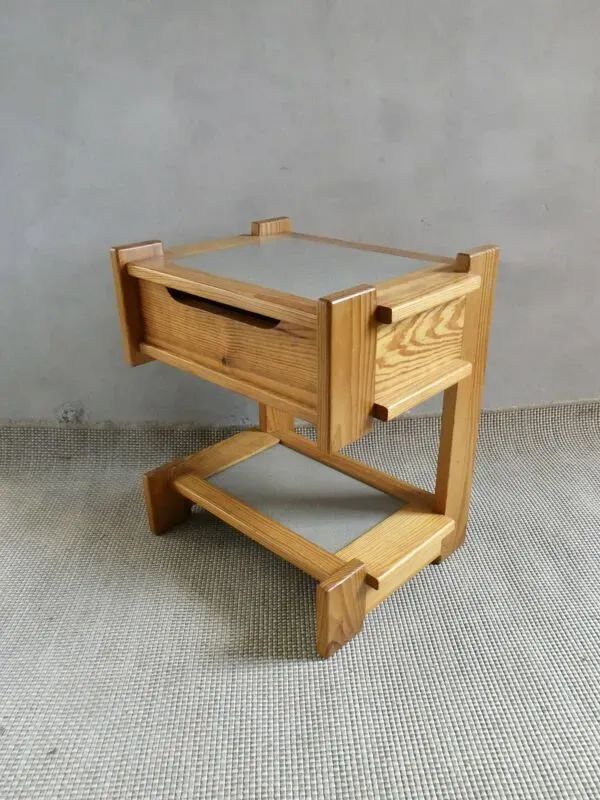 Illustration numéro 3 du produit Chevet de style constructiviste en orme, années 70