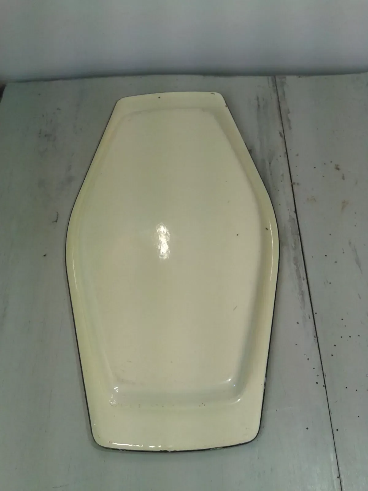 Illustration numéro 3 du produit Plateau ancien en tôle émaillée années 60