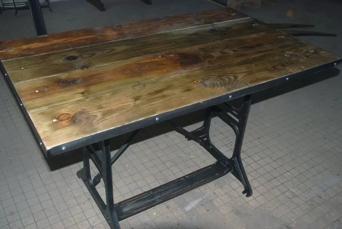 Illustration numéro 3 du produit Table