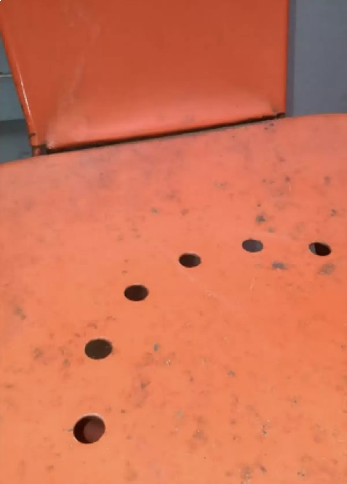 Illustration numéro 3 du produit Chaise industrielle rouge