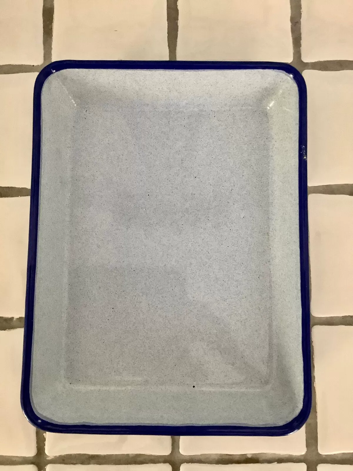 Illustration numéro 3 du produit Plat plateau en tôle émaillée