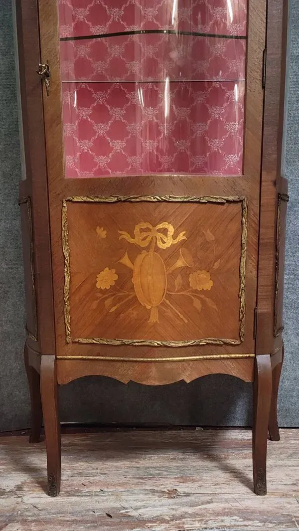 Illustration numéro 3 du produit Vitrine ancienne de style Louis XV, en bois de rose richement marqueté