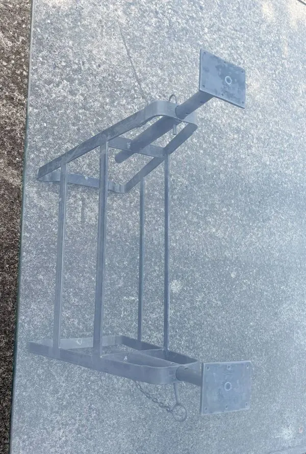 Illustration numéro 3 du produit Grande table industrielle vintage en verre avec tréteaux métalliques réglab