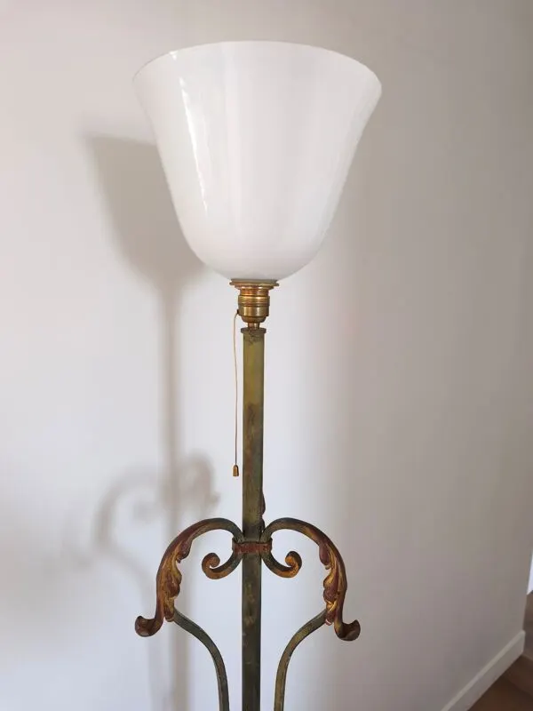 Illustration numéro 3 du produit Lampadaire ancien fer forgé et opaline Art Déco 1m80