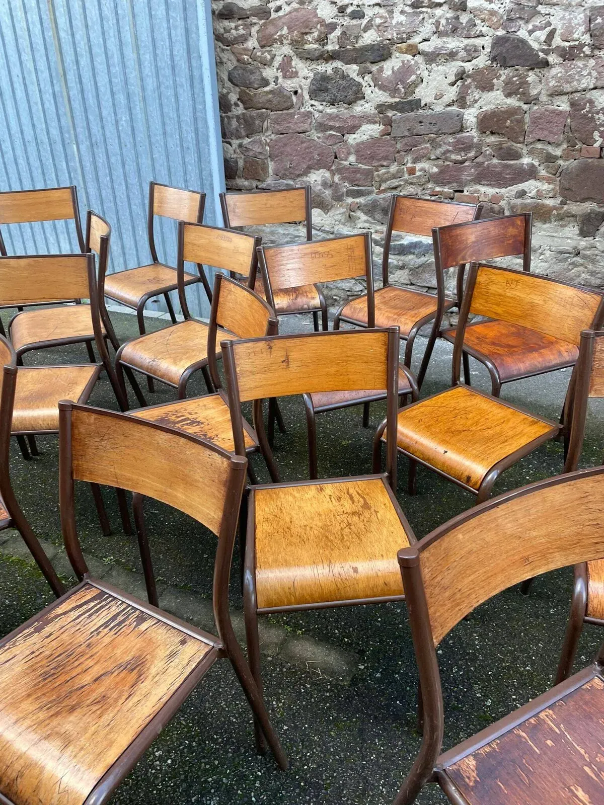 Illustration numéro 3 du produit 20 chaises d'école vintage en métal et bois design Mid-century vintage 1960 french Mullca