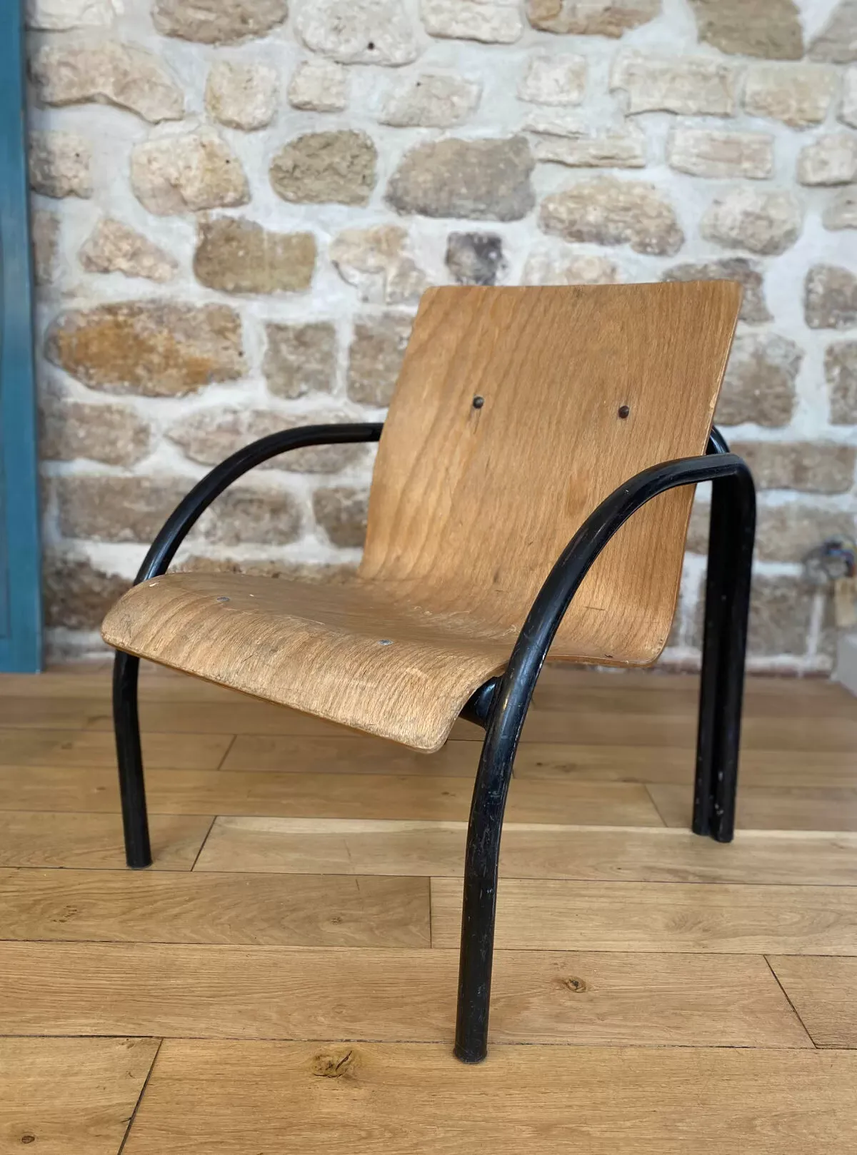 Illustration numéro 3 du produit Fauteuil chauffeuse bois et métal années 80
