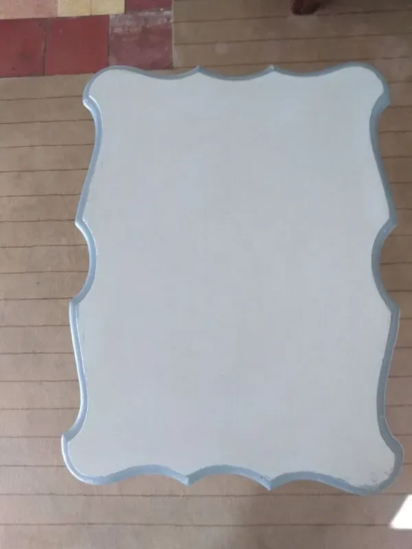 Illustration numéro 3 du produit Table d'appoint avec intérieur miroir et casiers de rangements