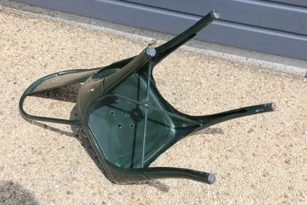 Illustration numéro 3 du produit Paire de chaises tolix modèle b 1930 (première édition)