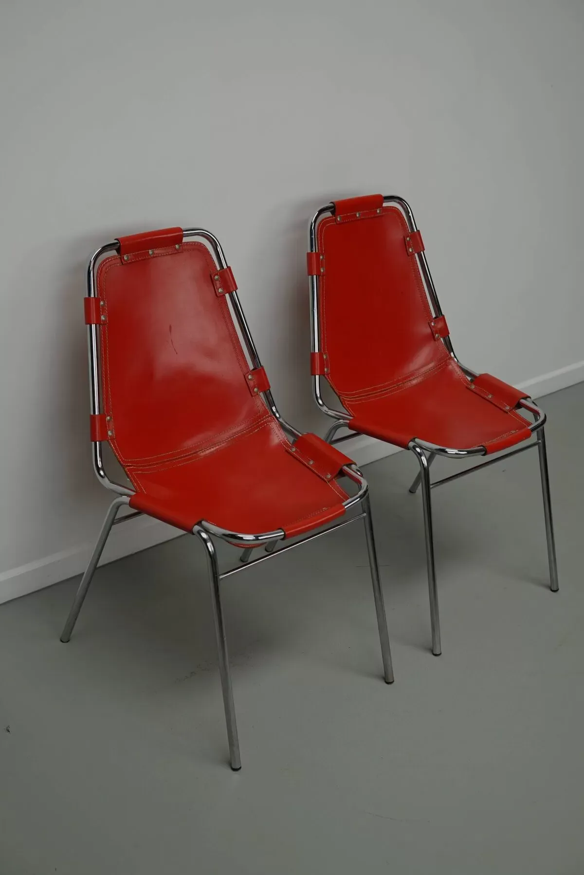 Illustration numéro 3 du produit Ensemble de deux chaises rouges par Dalvera pour Les Arcs, 1960s